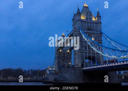 Tower Bridge au crépuscule en hiver, Londres, Royaume-Uni Banque D'Images