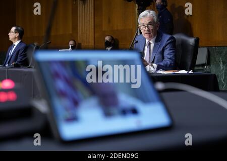 Washington, États-Unis d'Amérique. 1er décembre 2020. Le sénateur américain Jon Tester (démocrate du Montana), apparaît sur un écran par téléconférence sous la forme de Jerome H. Powell, président du Conseil des gouverneurs du système de la Réserve fédérale, qui témoigne lors d'un Comité sénatorial américain sur les banques et le logement, Et Urban Affairs heading on the Quarterly CARES Act Report to Congress » on Capitol Hill à Washington, DC le mardi 1er décembre 2020.Credit: Susan Walsh/Pool via CNP | usage Worldwide Credit: dpa/Alay Live News Banque D'Images