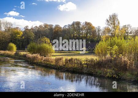 Automne dans les Cotswolds - la rivière Coln, rack Isle et Arlington Row dans le village de Bibury, Gloucestershire Royaume-Uni Banque D'Images