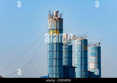 Krasnodar, Russie - 30 novembre 2020 : usine de ciment vide et sans activité en raison de la crise industrielle et de la crise du travail Banque D'Images