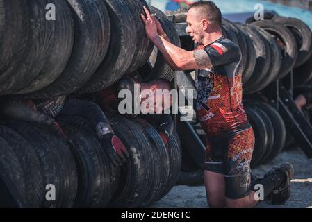 WROCLAW, POLOGNE - 7 AVRIL 2018: Course extrême avec obstacle RUNMAGEDDON. Dans la photo un coureur sur la route de recrutement. Banque D'Images