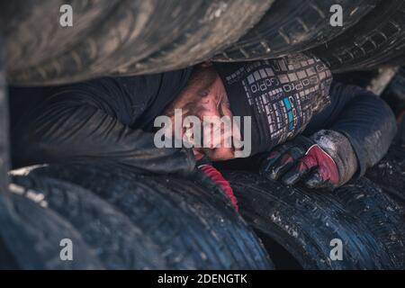 WROCLAW, POLOGNE - 7 AVRIL 2018: Course extrême avec obstacle RUNMAGEDDON. Dans la photo un coureur sur la route de recrutement. Banque D'Images