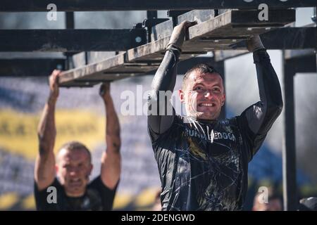 WROCLAW, POLOGNE - 7 AVRIL 2018: Course extrême avec obstacle RUNMAGEDDON. Dans la photo un coureur sur la route de recrutement. Banque D'Images