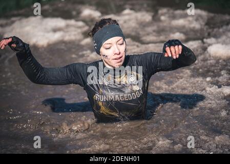 WROCLAW, POLOGNE - 7 AVRIL 2018: Course extrême avec obstacle RUNMAGEDDON. Dans la photo un coureur sur la route de recrutement. Banque D'Images