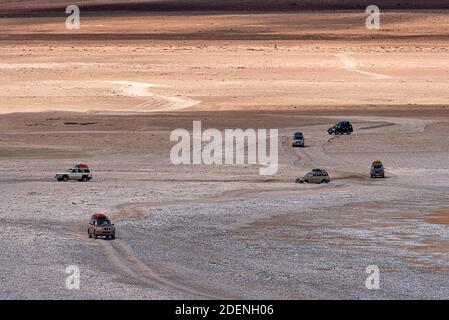 Quelques 4x4 en voiture à travers le sud-ouest de l'altiplano dedans Bolivie en un jour nuageux Banque D'Images