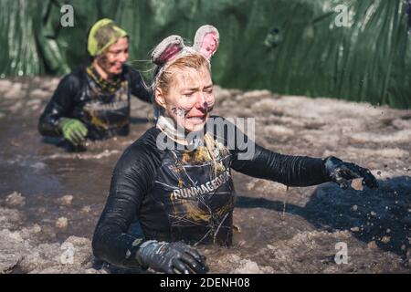 WROCLAW, POLOGNE - 7 AVRIL 2018: Course extrême avec obstacle RUNMAGEDDON. Dans la photo un coureur sur la route de recrutement. Banque D'Images