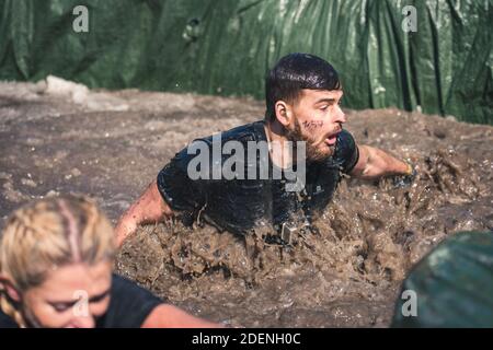 WROCLAW, POLOGNE - 7 AVRIL 2018: Course extrême avec obstacle RUNMAGEDDON. Dans la photo un coureur sur la route de recrutement. Banque D'Images