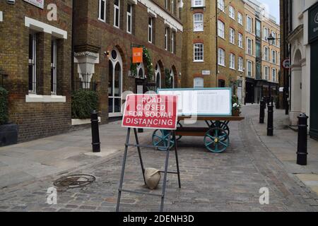 Route fermée pour le signe social de distance à Covent Garden, Londres. Banque D'Images
