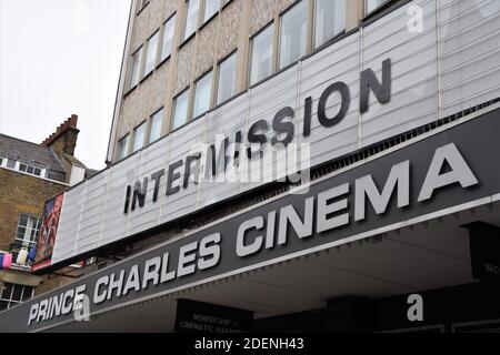 Détails extérieurs du Prince Charles Cinema West End, Londres, fermé lors du deuxième confinement national du coronavirus en Angleterre. Banque D'Images