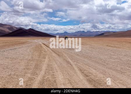 Un 4x4 traversant le sud-ouest de l'altiplano Bolivie en un jour nuageux Banque D'Images