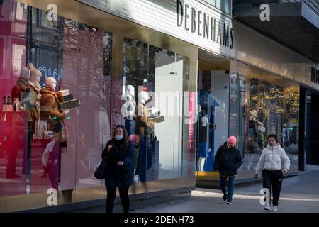 Les clients se promène devant le grand magasin fermé Debenhams d'Oxford Street à Londres, tandis que le deuxième confinement de la pandémie du coronavirus prend fin, Et un jour avant l'entrée de Londres dans la restriction de niveau 2, où les détaillants seront autorisés à rouvrir pour la période de Noël, le 1er décembre 2020, à Londres, en Angleterre. 12,000 emplois seraient menacés après l'échec des négociations financières le lendemain de la chute du propriétaire de Topshop Arcadia dans l'administration. Banque D'Images