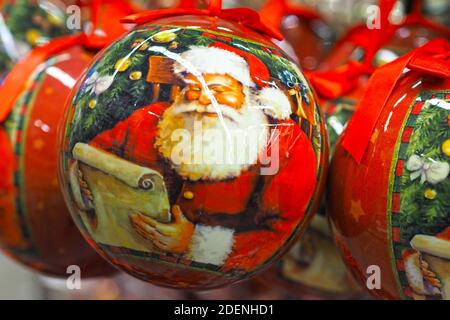 Carte de nouvel an ou de Noël. Le Père Noël avec des cadeaux. Décoration d'arbre de Noël Banque D'Images