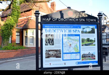 Vue sur la rue avec le plan de la ville de Droitwich Spa dans le centre-ville lors d'une belle journée ensoleillée. Banque D'Images