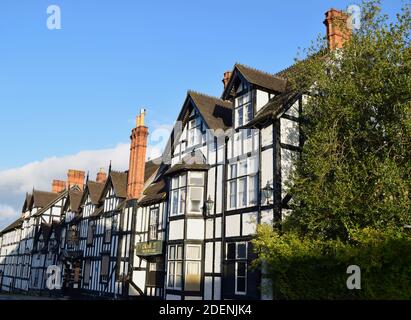 Vue sur la rue à Droitwich Spa England avec maisons anciennes centre ville par une belle journée ensoleillée Banque D'Images