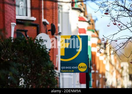 Un panneau de Foxton ÔFor SaleÕ érigé à l'extérieur d'une propriété à Londres. Banque D'Images