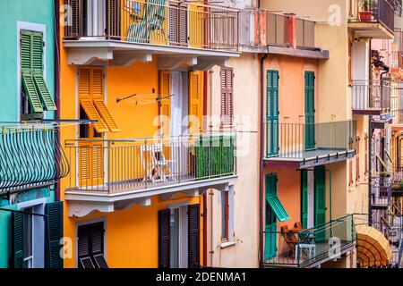 Maisons colorées traditionnelles dans le village de Manarola en Italie Banque D'Images