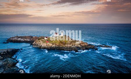 Vue aérienne du phare de Nubble à York, MOI au coucher du soleil Banque D'Images