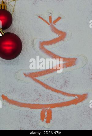 Arbre de Noël sur fond de la farine. La farine blanche ressemble à la neige. Vue d'en haut Banque D'Images