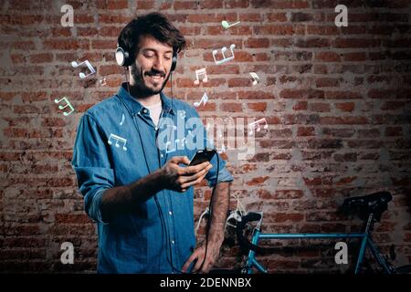 Jeune millénaire Écoutez de la musique avec un téléphone portable et un casque. Des notes musicales 3D autour de lui. Banque D'Images