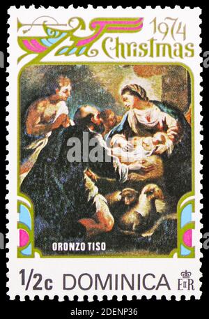 MOSCOU, RUSSIE - 28 JUIN 2020: Timbre-poste imprimé en Dominique montre 'la Vierge à l'enfant' (Tiso), série de Noël 1974, vers 1974 Banque D'Images