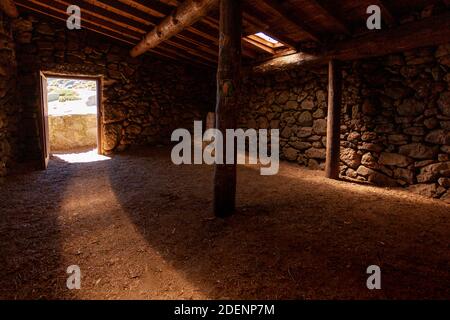 Le refuge de montagne El Pozo de la Nieve, situé à Tiemblo, Avila. Route à travers la vallée d'Iruelas à Castilla y Leon, Espagne. Banque D'Images