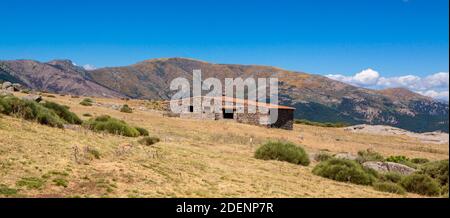 Le refuge de montagne El Pozo de la Nieve, situé à Tiemblo, Avila. Route à travers la vallée d'Iruelas à Castilla y Leon, Espagne. Banque D'Images