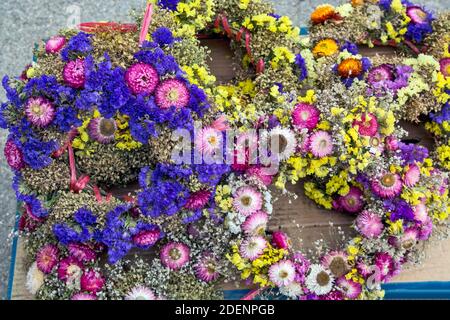 Belles couronnes de fleurs fraîches torsadées. Ils servent de décorations à des fins diverses. Banque D'Images