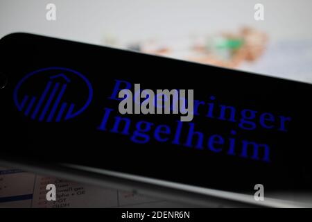 Viersen, Allemagne - avril 9. 2020: Gros plan de l'écran de téléphone mobile avec le logo de la société pharmaceutique Boehringer Ingelheim, flous Pills an Banque D'Images