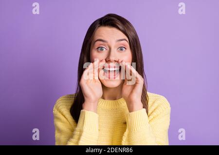 Photo portrait de jolie fille racontant secret rumeur persiping garder les deux mains près de la face isolée sur un arrière-plan violet vif Banque D'Images