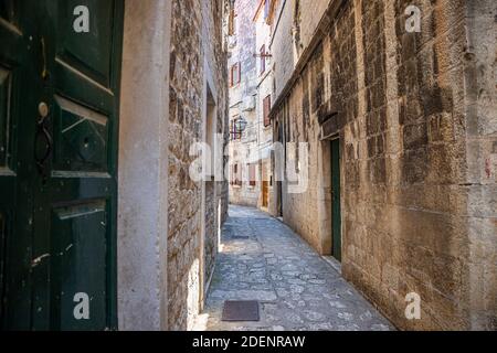 Vue sur la vieille ville de Trogir, architecture méditerranéenne, rues étroites Banque D'Images