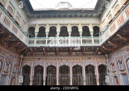 Un bijou caché à côté des sentiers touristiques: La ville de Bikaner avec ses maisons merveilleusement peintes Banque D'Images