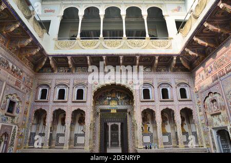 Un bijou caché à côté des sentiers touristiques: La ville de Bikaner avec ses maisons merveilleusement peintes Banque D'Images