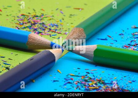 crayons bleus et verts sur fond inversé, photo conceptuelle représentant la réunion Banque D'Images