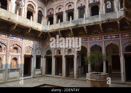 Un bijou caché à côté des sentiers touristiques: La ville de Bikaner avec ses maisons merveilleusement peintes Banque D'Images