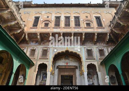 Un bijou caché à côté des sentiers touristiques: La ville de Bikaner avec ses maisons merveilleusement peintes Banque D'Images