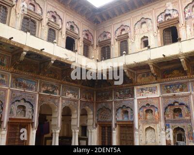 Un bijou caché à côté des sentiers touristiques: La ville de Bikaner avec ses maisons merveilleusement peintes Banque D'Images