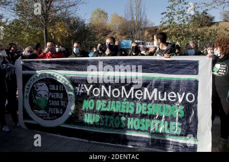 Madrid, Espagne, 01/12/2020.- les membres de la plateforme Sanitarios nécessaire manifestent devant l'hôpital pandémique lors de son inauguration, demandant la passation de contrats de plus de médecins et la défense de la santé publique.inauguration du nouvel hôpital Isabel Zendal à Madrid: 80,000 mètres carrés, 1,000 lits et 50 unités de soins intensifs (USI) la présidente de la Communauté de Madrid, Isabel Díaz Ayuso, a présidé l'inauguration du nouveau Centre d'urgence Isabel Zendal, situé à Valdebebas, Madrid, construit en trois mois et encore inachevé et sans le personnel et l'esprit nécessaires Banque D'Images