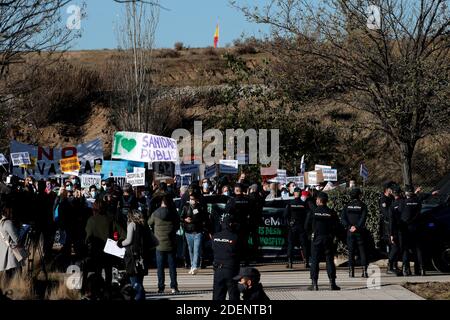 Madrid, Espagne, 01/12/2020.- les membres de la plateforme Sanitarios nécessaire manifestent devant l'hôpital pandémique lors de son inauguration, demandant la passation de contrats de plus de médecins et la défense de la santé publique.inauguration du nouvel hôpital Isabel Zendal à Madrid: 80,000 mètres carrés, 1,000 lits et 50 unités de soins intensifs (USI) la présidente de la Communauté de Madrid, Isabel Díaz Ayuso, a présidé l'inauguration du nouveau Centre d'urgence Isabel Zendal, situé à Valdebebas, Madrid, construit en trois mois et encore inachevé et sans le personnel et l'esprit nécessaires Banque D'Images