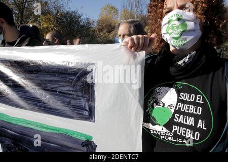 Madrid, Espagne, 01/12/2020.- les membres de la plateforme Sanitarios nécessaire manifestent devant l'hôpital pandémique lors de son inauguration, demandant la passation de contrats de plus de médecins et la défense de la santé publique.inauguration du nouvel hôpital Isabel Zendal à Madrid: 80,000 mètres carrés, 1,000 lits et 50 unités de soins intensifs (USI) la présidente de la Communauté de Madrid, Isabel Díaz Ayuso, a présidé l'inauguration du nouveau Centre d'urgence Isabel Zendal, situé à Valdebebas, Madrid, construit en trois mois et encore inachevé et sans le personnel et l'esprit nécessaires Banque D'Images