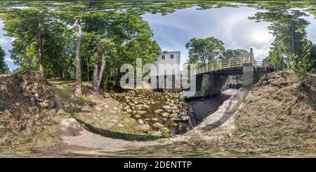 Vue panoramique à 360° de vue panoramique sphérique hdri à 360 degrés près damm parmi les buissons et les arbres de la forêt près de petites rivière en prot. équirectangulaires