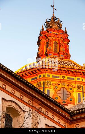 Baroque Santa María Magdalena à Séville dôme couvert de tuiles octogonales, Espagne. Banque D'Images