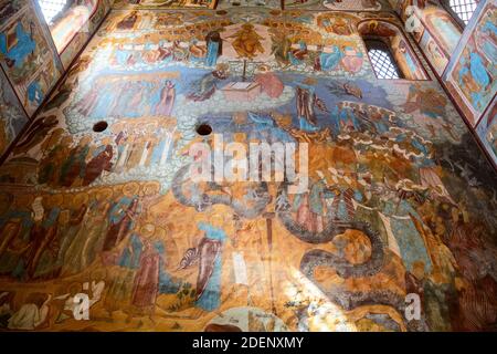 ROSTOV VELIKY, RUSSIE - 12 MAI 2019 : Église du Sauveur sur le Séné dans le Kremlin de Rostov. Le mur ouest du temple avec le jugement dernier fr Banque D'Images