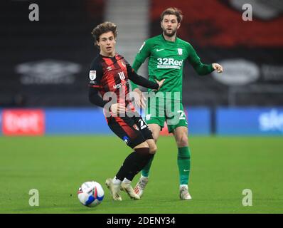 Rodrigo Riquelme (à gauche) de l'AFC Bournemouth et Tom Barkhuizen de Preston North End pour la bataille du ballon lors du match du championnat Sky Bet au stade Vitality, à Bournemouth. Banque D'Images