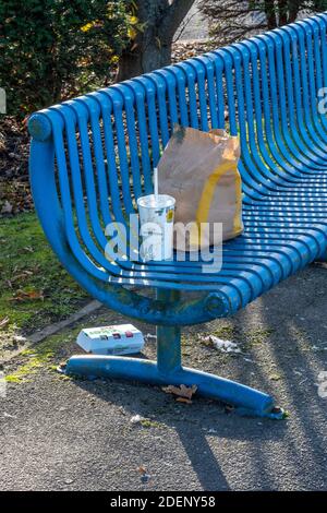 macdonalds les emballages à emporter et les ordures laissés après avoir mangé un repas rapide sur un banc dans une ville centre Banque D'Images