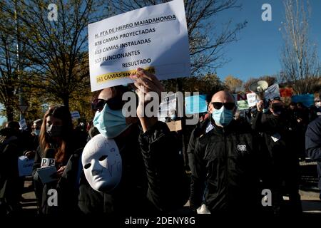 Madrid, Espagne, 01/12/2020.- les membres de la plateforme Sanitarios nécessaire manifestent devant l'hôpital pandémique lors de son inauguration, demandant la passation de contrats de plus de médecins et la défense de la santé publique.inauguration du nouvel hôpital Isabel Zendal à Madrid: 80,000 mètres carrés, 1,000 lits et 50 unités de soins intensifs (USI) la présidente de la Communauté de Madrid, Isabel Díaz Ayuso, a présidé l'inauguration du nouveau Centre d'urgence Isabel Zendal, situé à Valdebebas, Madrid, construit en trois mois et encore inachevé et sans le personnel et l'esprit nécessaires Banque D'Images