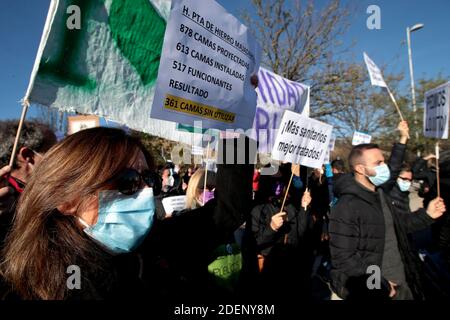 Madrid, Espagne, 01/12/2020.- les membres de la plateforme Sanitarios nécessaire manifestent devant l'hôpital pandémique lors de son inauguration, demandant la passation de contrats de plus de médecins et la défense de la santé publique.inauguration du nouvel hôpital Isabel Zendal à Madrid: 80,000 mètres carrés, 1,000 lits et 50 unités de soins intensifs (USI) la présidente de la Communauté de Madrid, Isabel Díaz Ayuso, a présidé l'inauguration du nouveau Centre d'urgence Isabel Zendal, situé à Valdebebas, Madrid, construit en trois mois et encore inachevé et sans le personnel et l'esprit nécessaires Banque D'Images