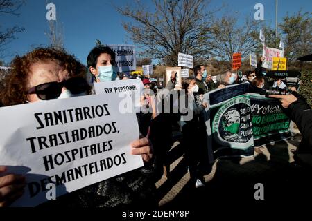 Madrid, Espagne, 01/12/2020.- les membres de la plateforme Sanitarios nécessaire manifestent devant l'hôpital pandémique lors de son inauguration, demandant la passation de contrats de plus de médecins et la défense de la santé publique.inauguration du nouvel hôpital Isabel Zendal à Madrid: 80,000 mètres carrés, 1,000 lits et 50 unités de soins intensifs (USI) la présidente de la Communauté de Madrid, Isabel Díaz Ayuso, a présidé l'inauguration du nouveau Centre d'urgence Isabel Zendal, situé à Valdebebas, Madrid, construit en trois mois et encore inachevé et sans le personnel et l'esprit nécessaires Banque D'Images