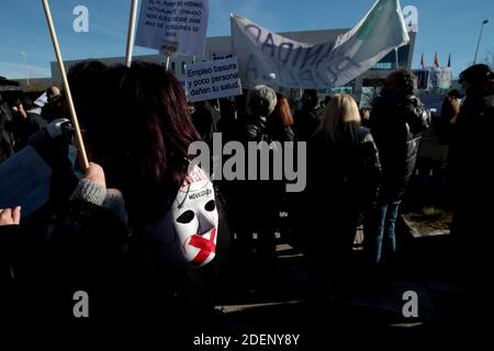 Madrid, Espagne, 01/12/2020.- les membres de la plateforme Sanitarios nécessaire manifestent devant l'hôpital pandémique lors de son inauguration, demandant la passation de contrats de plus de médecins et la défense de la santé publique.inauguration du nouvel hôpital Isabel Zendal à Madrid: 80,000 mètres carrés, 1,000 lits et 50 unités de soins intensifs (USI) la présidente de la Communauté de Madrid, Isabel Díaz Ayuso, a présidé l'inauguration du nouveau Centre d'urgence Isabel Zendal, situé à Valdebebas, Madrid, construit en trois mois et encore inachevé et sans le personnel et l'esprit nécessaires Banque D'Images