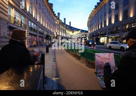 Londres, Royaume-Uni. Mardi 1er décembre 2020. Deux peintres sur Regent Street à Londres. Photo: Roger Garfield/Alay Live News Banque D'Images