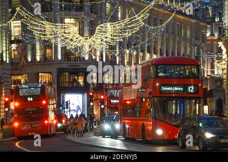 Londres, Royaume-Uni. Mardi 1er décembre 2020. Illuminations de Noël sur Regent Street à Londres. Photo: Roger Garfield/Alay Live News Banque D'Images